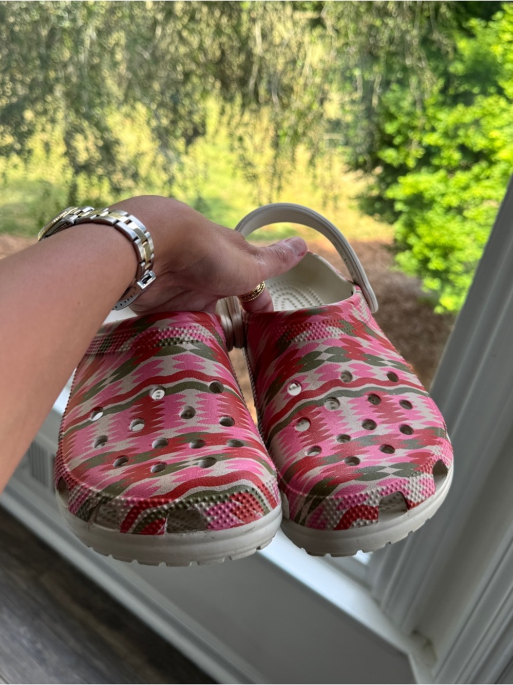 CROCS White Clog with Pink and Green Ikat Print 8 women’s - Picture 3 of 5